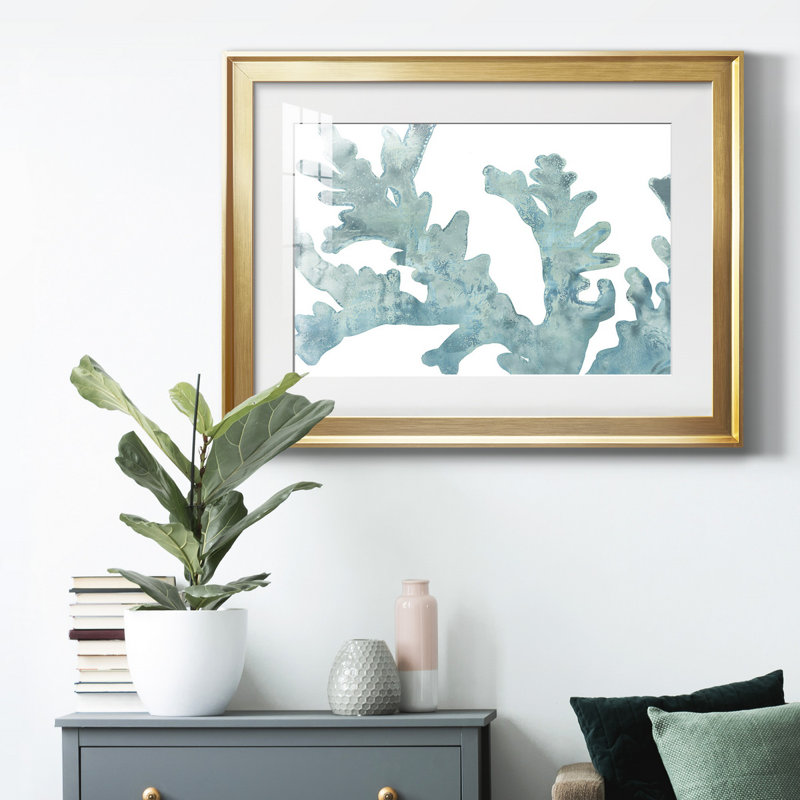 «Blue Macro Coral II», reproduction encadrée de qualité supérieure - prête à être accrochée, H 30,5 po x l 42,5 po x P 1 po