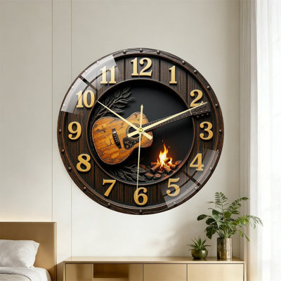 Horloge murale en bois rustique foncé avec guitare rétro et feu de camp incandescent, chiffres dorés plats et élégants, mouvement à quartz silencieux et façade en verre trempé. Décor musical douillet pour les bars, les studios de musique et les chalets de montagne.