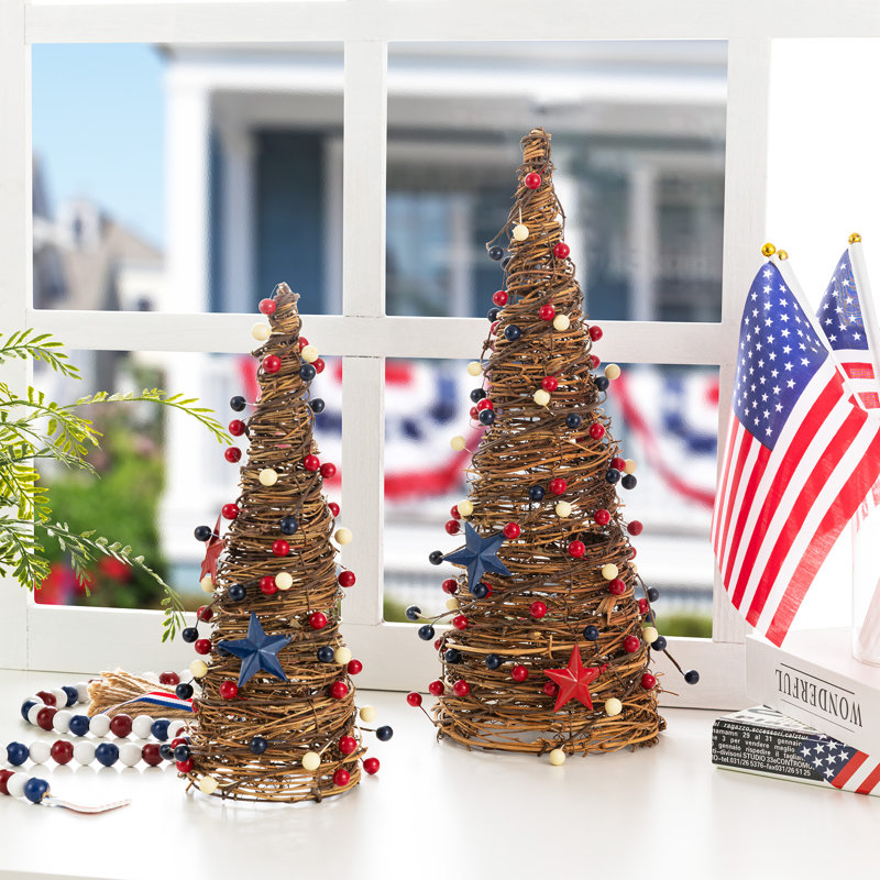 Ensemble de 2 arbres à cône en rotin patriotique avec étoiles et baies - Décoration de table
