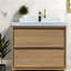 Meuble-lavabo en bois naturel avec lavabo en céramique, décor de salle de bain moderne