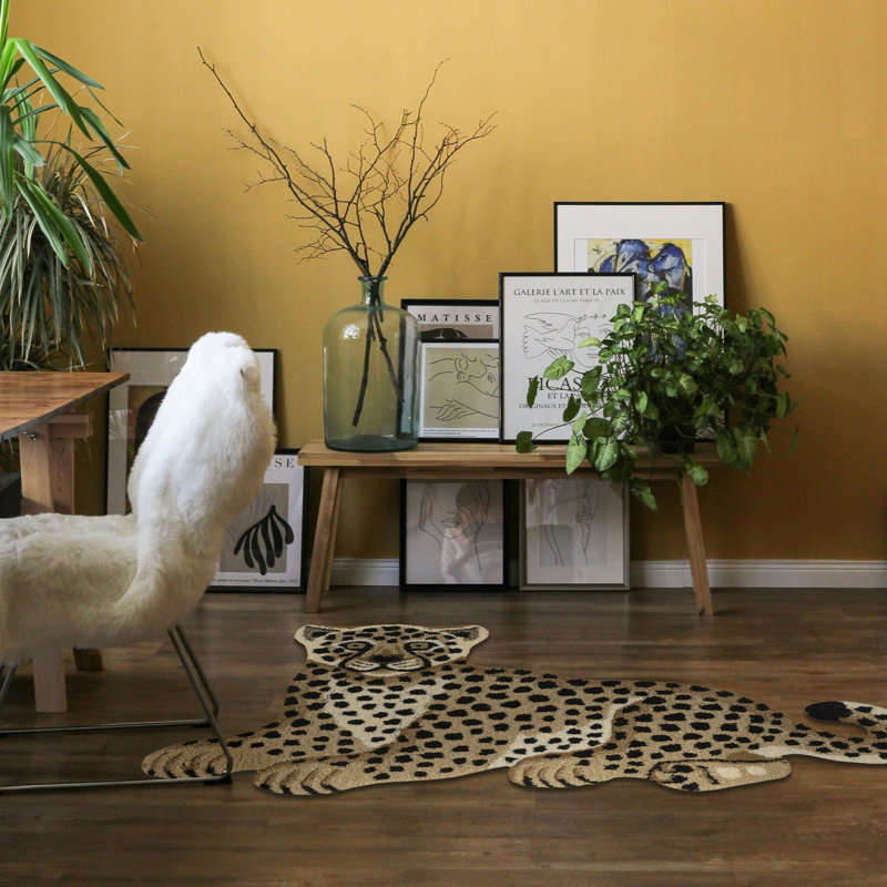 Harjo Sitting Cheetah Shaped Gold And Black 2' X 3' Accent Rug