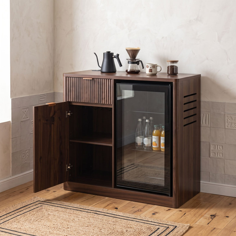 Armoire à café cannelée avec mini espace réfrigérateur, support à verres à vin, tiroirs, station de charge et tablettes réglables