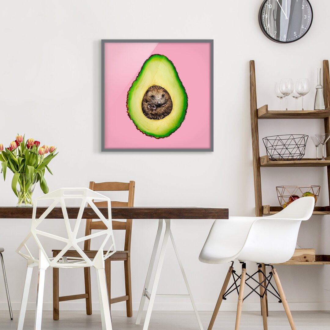 Gerahmtes Poster Avocado mit Igel von Jonas Loose