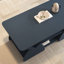 Table basse rectangulaire bleue aux coins arrondis, 6 espaces de rangement, facile à installer, idéale pour une chambre d'amis. Étagères ouvertes en bois d'ingénierie, rangements indépendants, bords soignés, salon.