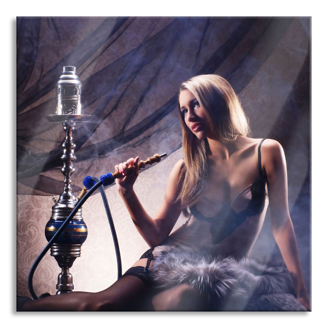 Glasbild Schöne Frau mit einer Shisha