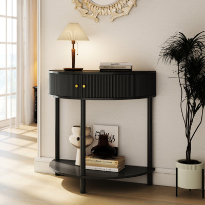 Table d'appoint artisanale à motif ondulé gris foncé, idéale pour le salon. Elle présente des détails ondulés en 3D et est dotée de télécommandes fonctionnelles.