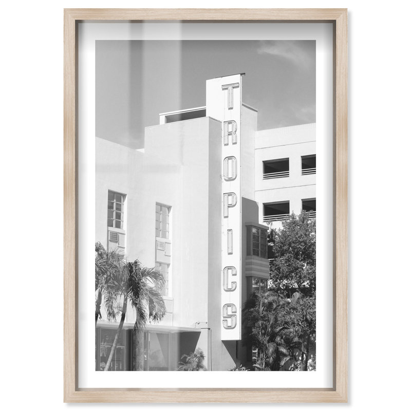«At the Tropics Shadowbox» par Notoriart, H 31 po x l 21 po, Crème, crème