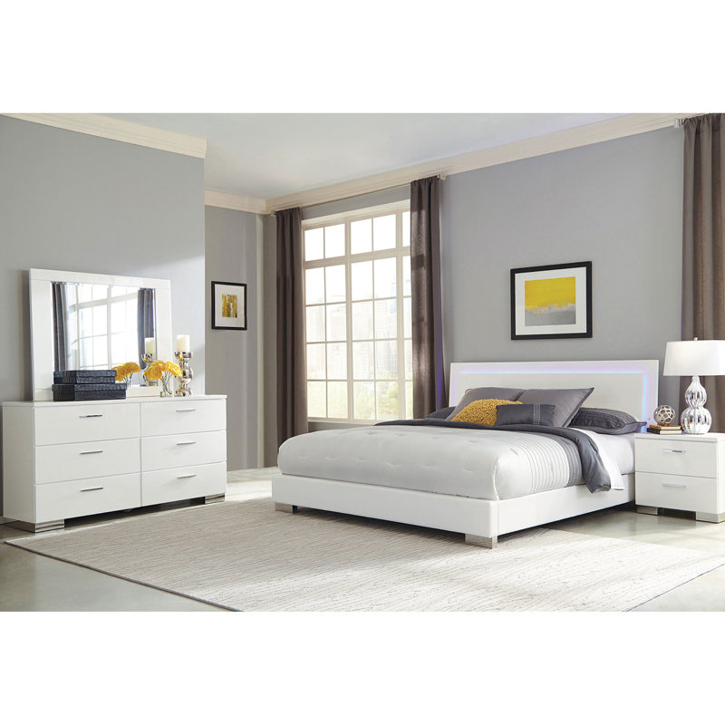 Ensemble de 4 chambres à coucher blanc très lustré avec lit très grand, éclairage à DEL intégré, poignées en métal, table de chevet, commode et miroir