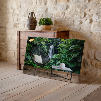 Toile d'un espace de vie tropical serein avec une chaise murale moderne en osier noir avec un coussin beige clair placé à côté d'une toile