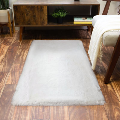 Tapis blanc en fausse fourrure de lapin Damal