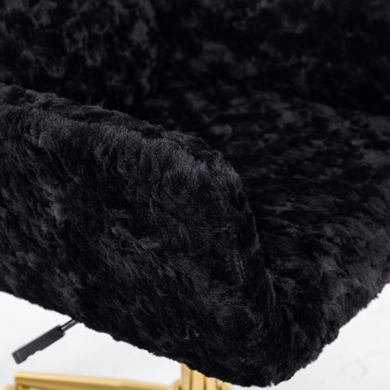 Chaise de bureau réglable - Noire, avec base en métal doré et siège rembourré en mousse.