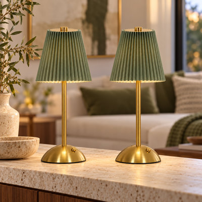 Lampe de bureau rechargeable à intensité variable avec tissu plissé vert sauge, forme conique, idéale pour les tables d'appoint des salons d'hôtel.