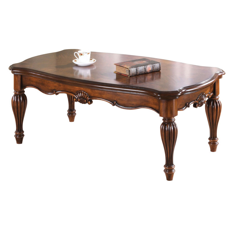 Table basse en cerisier chaud avec pieds élégants, look classique pour la décoration de la maison