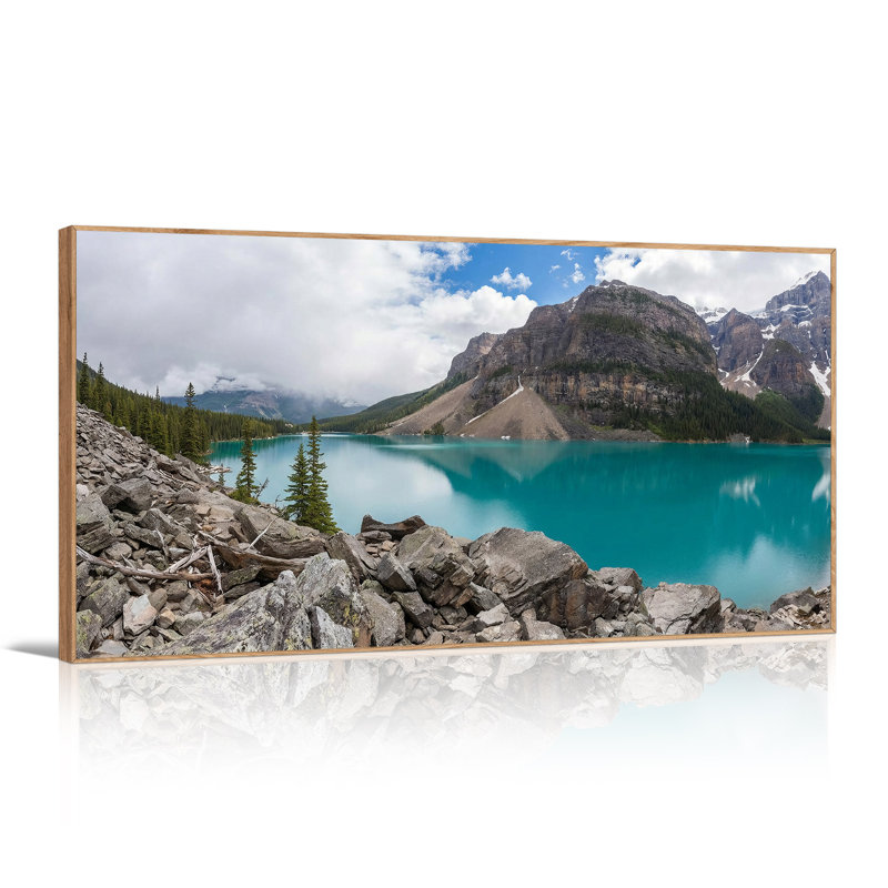 Tableau sur toile représentant un lac de montagne turquoise avec rivage rocheux et pins, 58“W x 28”H