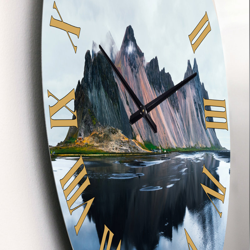 MountaIn Cliff Reflection on Lake - Horloge murale traditionnelle, Petit