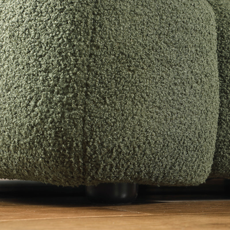 2 boucles en olive, conçues pour les salons modernes et les intérieurs contemporains, avec des accoudoirs carrés aux lignes épurées, faites pour durer avec des matériaux de qualité, livré avec deux coussins à dossier divisé élégant