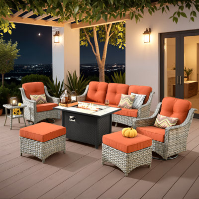 Mobilier de patio extérieur 7 pièces avec foyer extérieur Harper, ensemble de conversation en osier avec chaises pivotantes, canapé profond confortable avec repose-pieds pour la terrasse extérieure