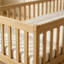 Lit de plancher avec clôture et porte, lit de plancher en bois d'hévéa avec garde-corps de sécurité-631760759-609347031
