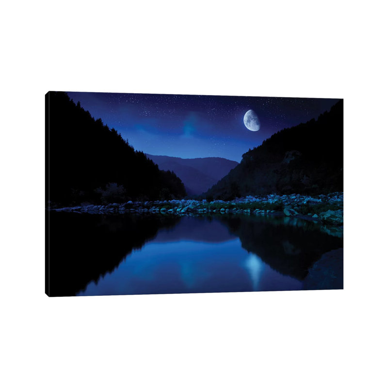 Lune se levant au-dessus d'un lac tranquille et d'une forêt contre le ciel étoilé, la bulgarie par Evgeny Kuklev - photographie sur toile tendue