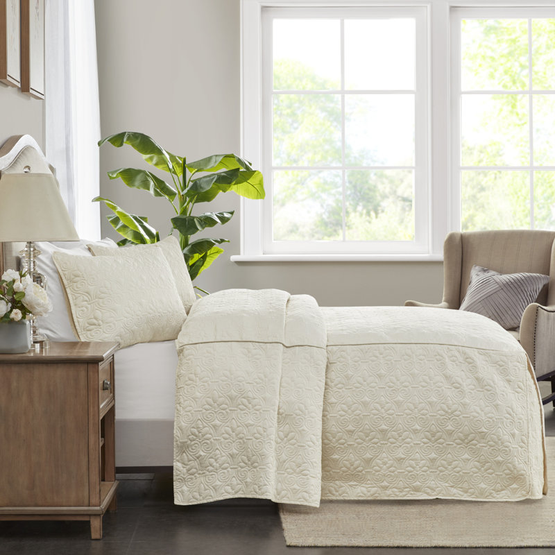 Quebec 3 Piece Split Corner Pleated Quilted Bedspread, Queen, Cream