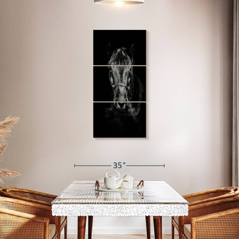 Cheval noir de près, H 44 po x l 21 po