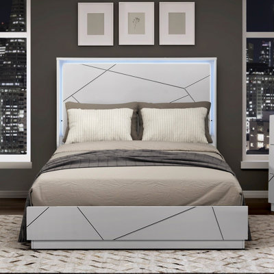 Lit moderne très grand avec finition blanche et DEL, détails géométriques sur la tête de lit, éclairage contemporain, livré