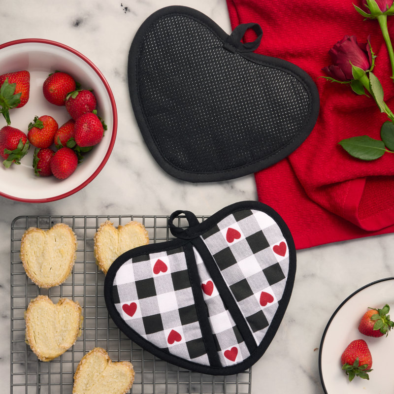 Ensemble de 2 porte-casseroles en forme de cœur en vichy en forme de cœur MARTHA STEWART, 100% coton, résistant à la chaleur avec poignée en silicone flexible, décoration de la Saint-Valentin, noir / blanc / rouge, 7 po x 8,5 po