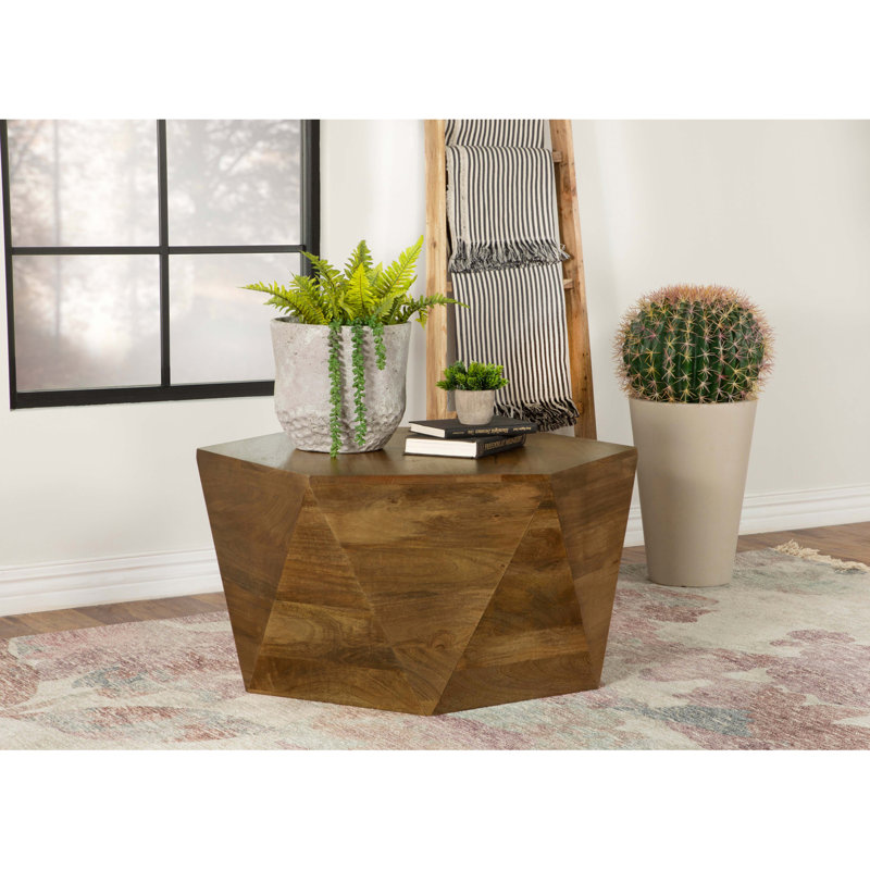 Table basse hexagonale fabriquée à la main de 18 po x 35 po x 35 po avec support, finition naturelle et facettes triangulaires faites à la main pour un design audacieux