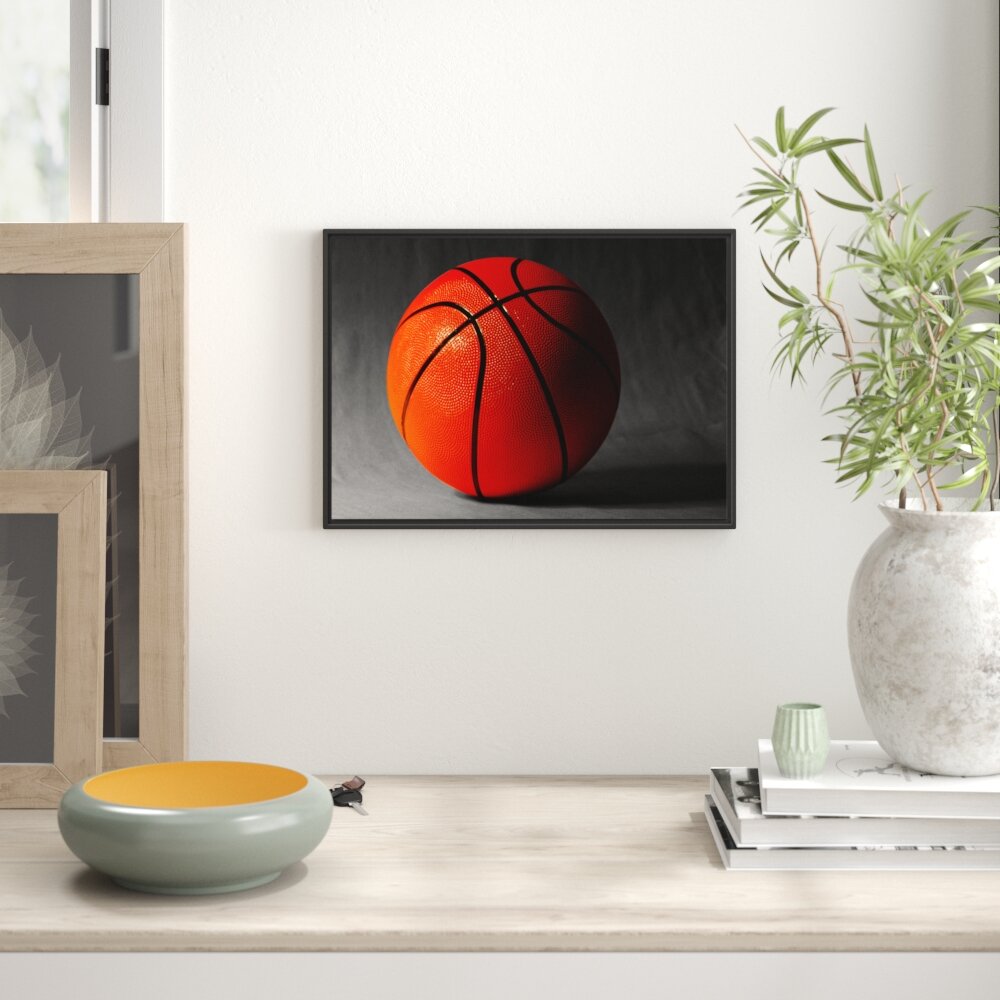 Gerahmtes Wandbild Basketball schwarzer Hintergrund