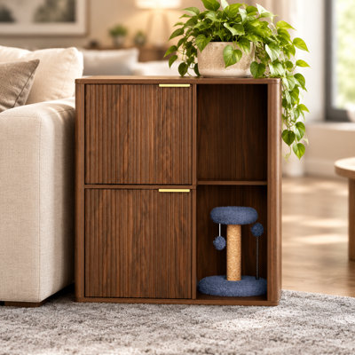 Enceinte de litière pour chat 31,5 "en bois clair avec arbre à chat, armoire à deux portes avec tablettes de rangement, litière moderne cachée pour la chambre à coucher et le salon