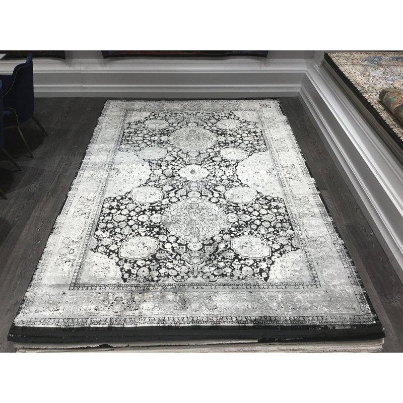Tapis oriental noir, Rectangle 8 pi 9 po x 11 pi 9 po