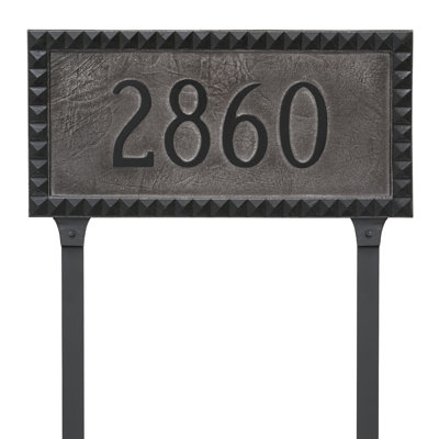 Plaque d'adresse sur une ligne rectangulaire avec piquets de pelouse Cairo