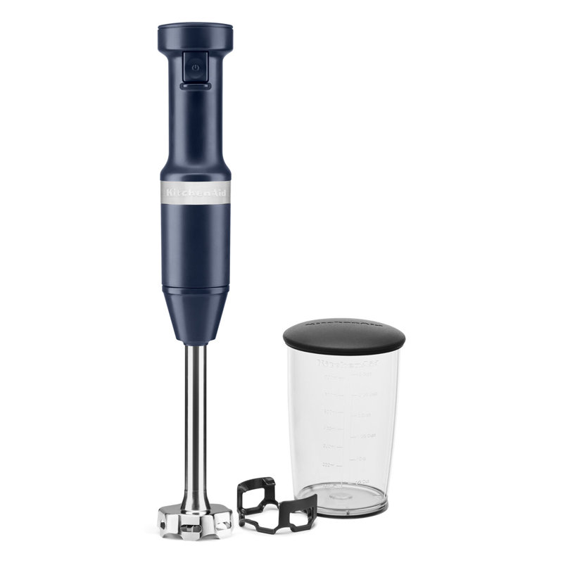Mélangeur à immersion à main à vitesse variable KitchenAid avec bras amovible en acier inoxydable, pot de mélange et grille de protection en bleu encre
