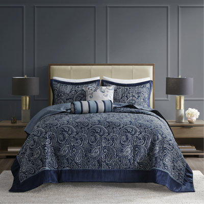 Couvre-lit bleu marine. Motif classique. Bleu marine foncé, bleu poussiéreux. L 102 po x L 118 po 2 taies décoratives. Coussins décoratifs. Lavable à la machine, 5 pièces argent. Taies décoratives, faciles à laver