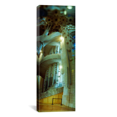 "Interiors of a Church" conçu par l’ architecte catalan Antonio Gaudi, Sagrada Familia, Barcelone, Catalogne, Espagne - reproduction d'art sur toile tendue