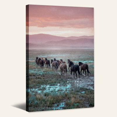 «Wild Horses at Pink Sunset Mountains», art mural sur toile