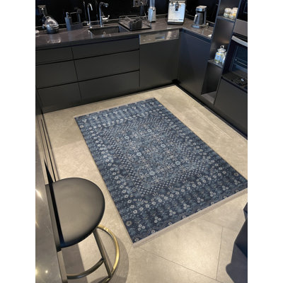 Tapis décoratif bleu marine à motif floral frangé à motif floral