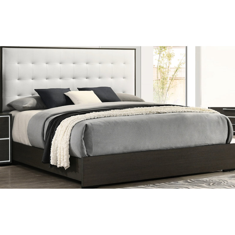 Lit à panneaux très tendance avec tête à boutons, tête de lit gris foncé et beige, revêtement, finition, Grand lit