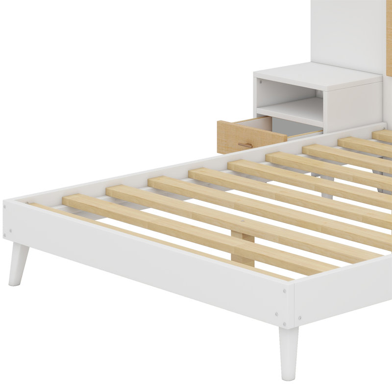 Structure de lit en bois massif de grande taille accompagnée de deux tables de chevet élégantes, avec un design élégant rehaussé de lampes