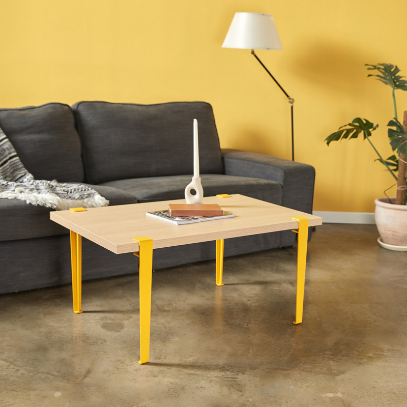 Table basse moderne avec 4 pieds en acier, finition jaune et bois, 35,4 x 17,7 x 23,6 pouces | Panneau de particules enduit 100% mélamine, assemblage facile à plat | Élégant et fonctionnel pour la décoration de salon