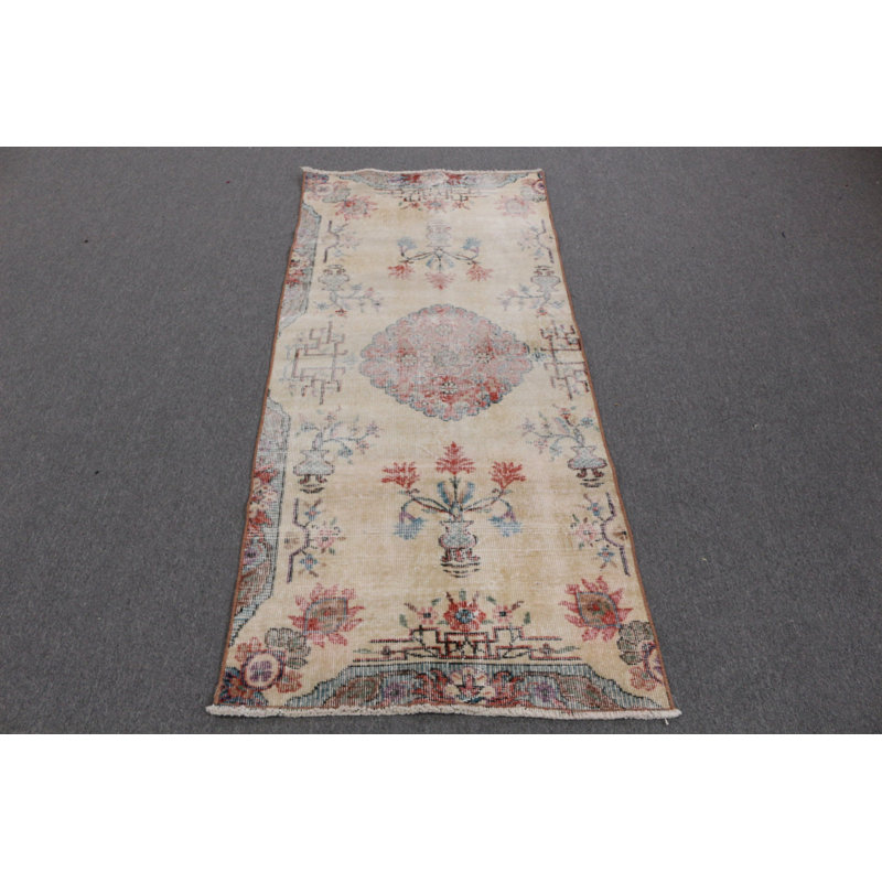 Tapis beige rétro parfait pour la chambre à coucher ou l'entrée de bureau offrant une touche d'élégance antique