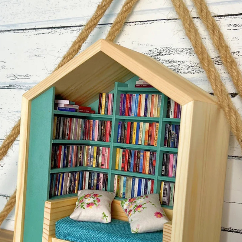 Ornement présentoir miniature en bois avec 2 coussins Anxiety