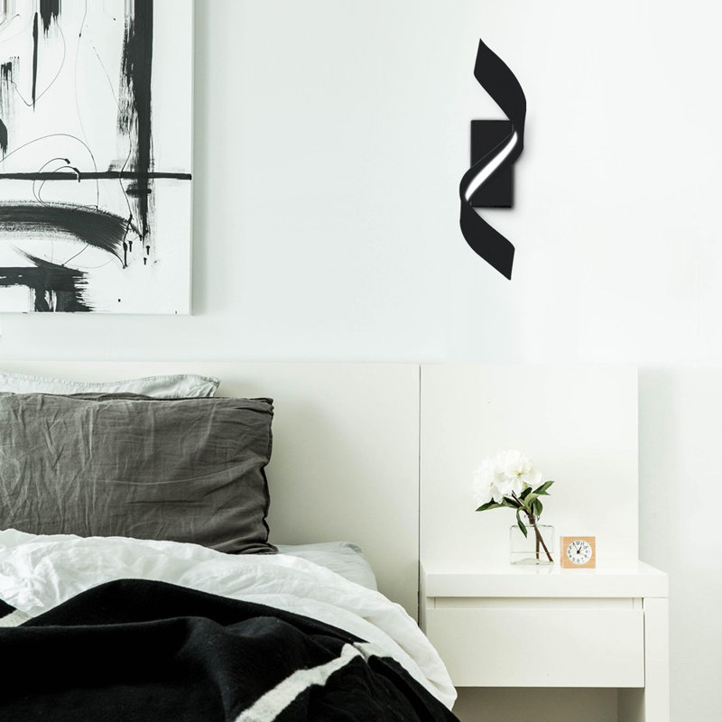 Alleigh LED Wallchiere, Black