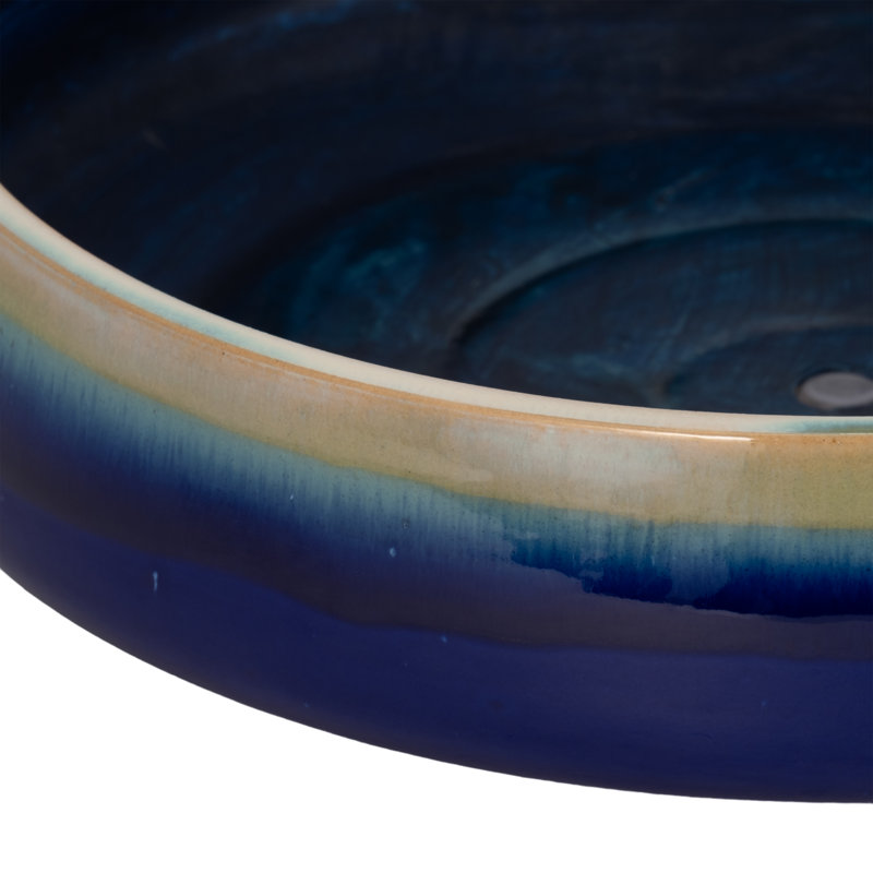 Jardinière ronde en céramique de grès avec une forme large à profil bas et un trou de drainage pour une meilleure circulation de l'air, fabrication artisanale avec mélange d'argile cuite pour une durabilité accrue et des détails de surface texturés