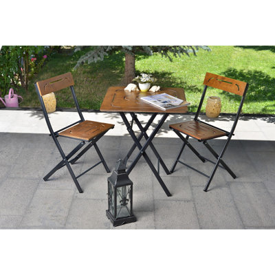 Table et chaises de jardin élégantes (3 pièces), noyer et noir, table: 23,6 po x 28,7 po x 23,6 po | Chaises: 15,7 po x 32,7 po x 15,7 po, 100% panneau de fibres à densité moyenne avec pieds en métal | Polyvalent, assemblé, rangement supplémentaire, parfait pour une utilisation extérieure et intérieure