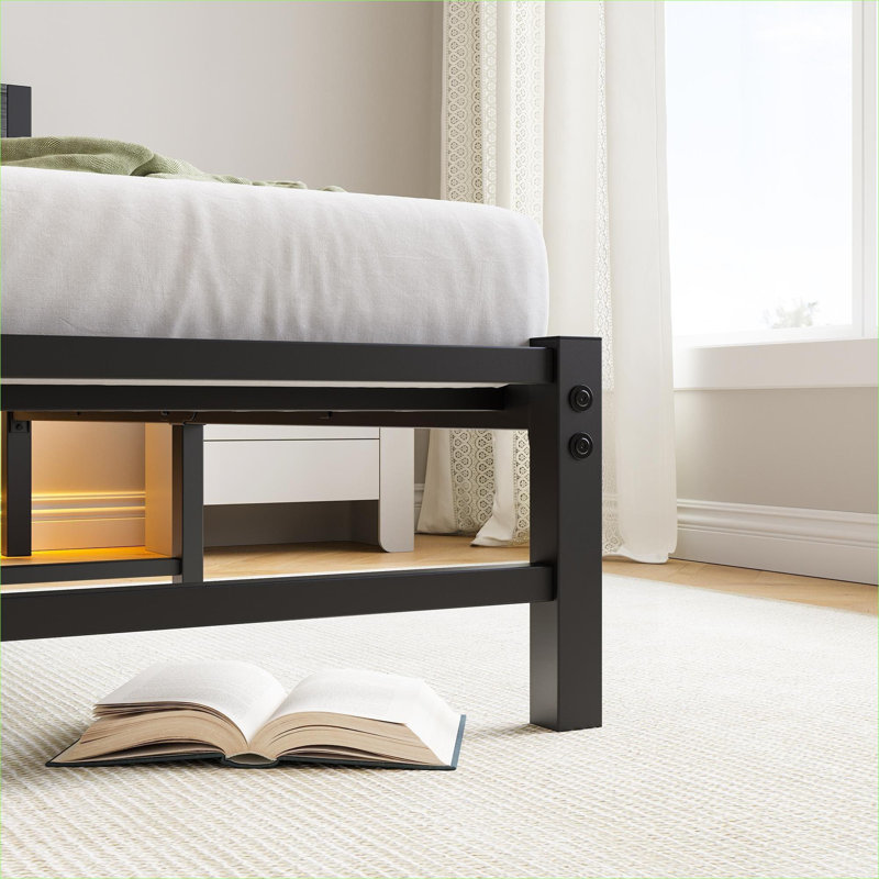 Base de lit plateforme noire, structure simple en métal et en bois avec éclairage à DEL et charge USB, Black