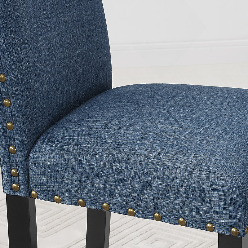 Ensemble de salle à manger élégant en bois espresso avec chaises cloutées confortables, pour créer une atmosphère de salle à manger confortable et harmonieuse