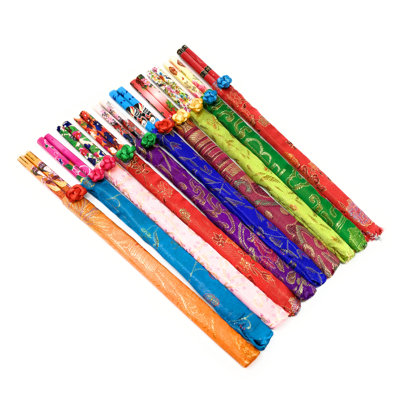 Mikeyla 10 paires (20 pièces) baguettes en bambou élégantes avec pochette en brocart (les couleurs peuvent varier)
