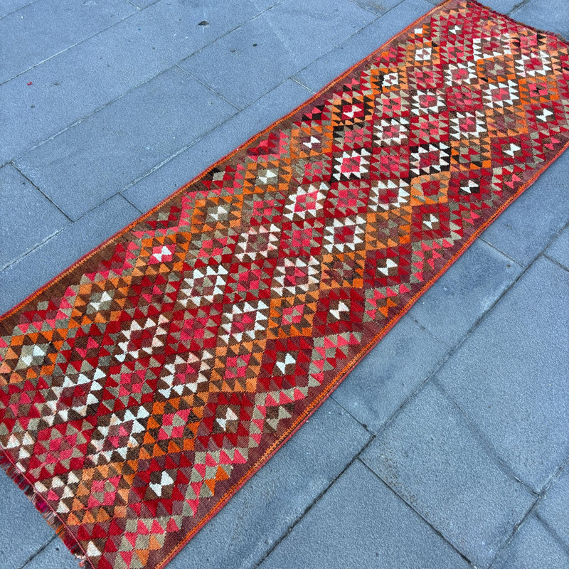 Authentique tapis kilim turc rétro avec un design géométrique, idéal pour une décoration intérieure élégante