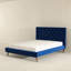 Lit plateforme en velours bleu Dillon